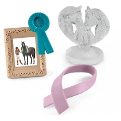 Schleich 42538 Lovasverseny díjak és kiegészítők - Horse Club