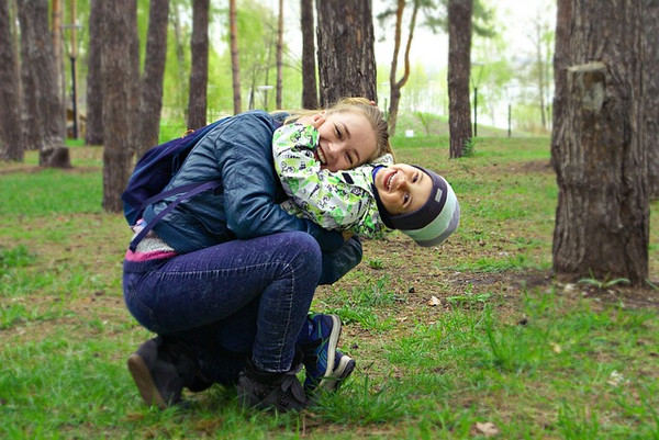 Túrázó anyuka és gyermeke vidáman ölelik egymást